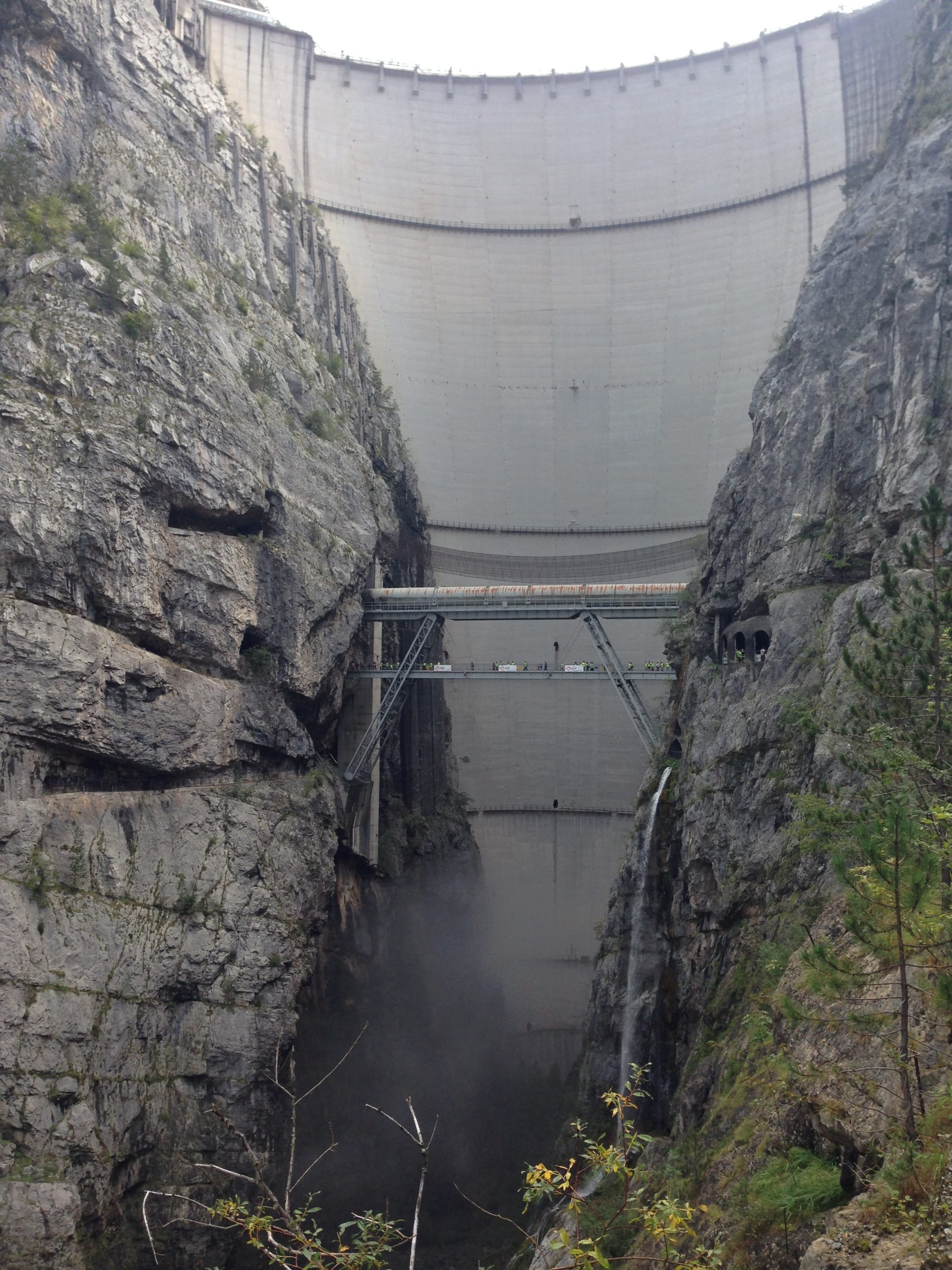 Diga del Vajont nella sua maestosità durante un giro in bici